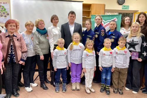 В Армянске наградили волонтеров-добровольцев