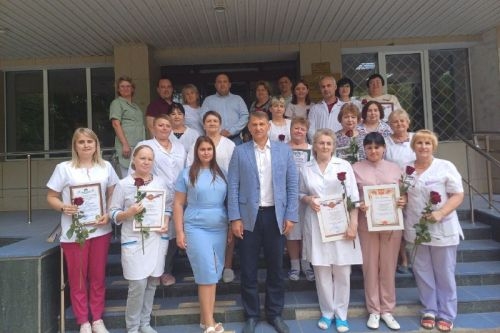 Медицинских работников поздравили с профессиональным праздником