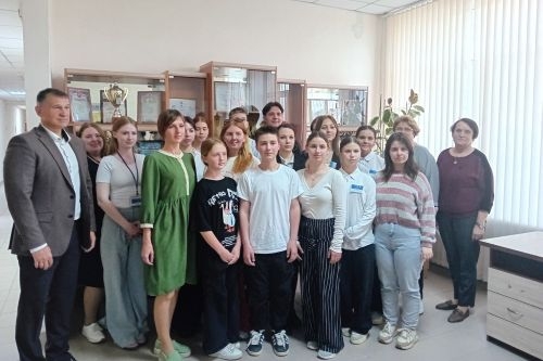 В муниципальном образовании городской округ Армянск Республики Крым прошла встреча активистов Молодежного совета г.Армянска и членов ученического самоуправления г.Армянска с Главой муниципального образования г.Армянск – председателем Армянского городского