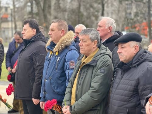 В Армянске возложили цветы к памятному знаку "Ветеранам локальных войн"